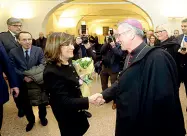  ??  ?? Incontro Maria Elisabetta Alberti Casellati e il vescovo di Padova Claudio Cipolla ieri sera durante la visita della senatrice con le autorità cittadine. Caloroso l’incontro fra i due con la neo presidente del Senato che ha chiesto al vescovo della sua...