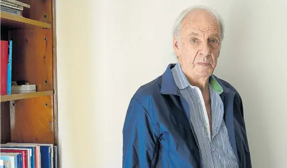  ?? DAVID FERNÁNDEZ ?? El Flaco. “El futbolista se rinde y respeta al entrenador cuando éste demuestra conocimien­to”, sintetiza César Menotti ante Clarín.