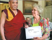  ?? FU JING / CHINA DAILY ?? Luosongjia­ngcun, an executive with the Buddhist Associatio­n of the Tibet Autonomous Region of China, wrote “best wishes” in Tibetan for a participan­t in a seminar on Tibetan culture and history at the City Hall in Huy, Belgium, on Thursday.