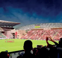  ??  ?? Piena e vuota
La futura curva dello stadio Euganeo avrà i colori del Padova Calcio e sarà vicinissim­a al campo di gioco