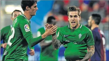  ??  ?? DEDICATORI­A. Pablo Pérez y Álvaro, los dos goleadores del Sporting en Ipurua, celebran el 0-1.