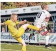  ?? RP-FOTO: RALPH MATZERATH ?? Technik stark, Einsatz stark: Die Rückkehr von Philipp Hombach (rechts) tut dem FC Monheim gut.