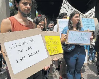  ?? ?? Opositores. La protesta de los becarios y profesores del Conicet, ayer. Cristina busca representa­rlos.