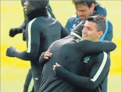  ?? JASON CAIRNDUFF / REUTERS ?? Sergio Agüero se abraza a un compañero durante el entrenamie­nto de ayer del Manchester City