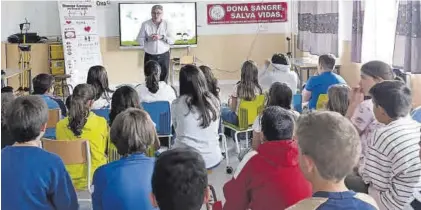  ?? CEDIDA ?? José Antonio Sánchez, en la primera charla que impartió el jueves a escolares caurienses.
