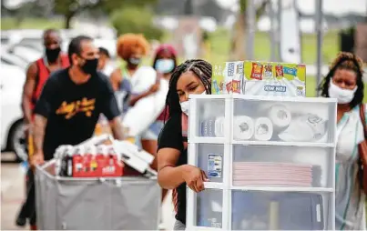  ?? Steve Gonzales / Staff photograph­er ?? Freshman Nia Montgomery from Dallas carries supplies for her dorm room at Prairie View A&M University.