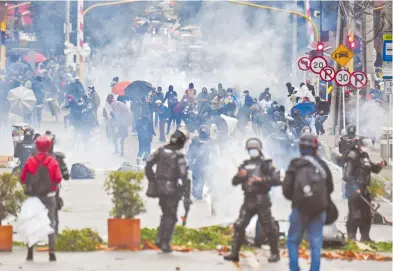  ?? AFP ?? Cinco días de violentas protestas contra la ley tributaria cobraron la vida de seis personas