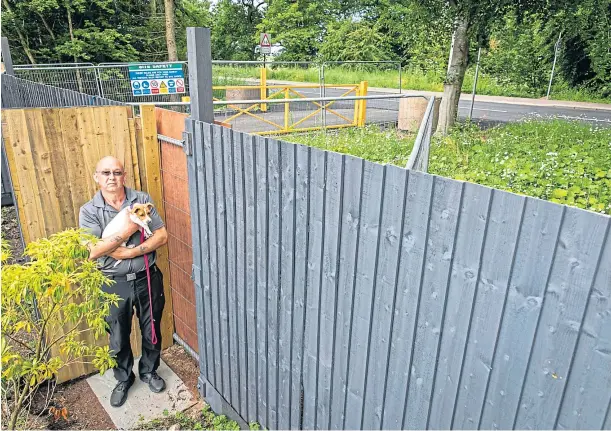  ?? Thornton. Picture by Steve Brown. ?? NO GO: Mike Douglas and Jaz at the gate that has been blocked off at his new house in