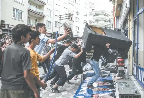  ?? EMRAH GUREL/AP PHOTO ?? People attack the Soma offices of Prime Minister Recep Tayyip Erdogan’s Justice and Developmen­t Party during his visit Wednesday to the coal mine near Soma, Turkey, where at least 274 miners have died after a mine explosion. Many in the crowd expressed...