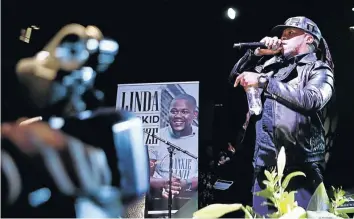  ?? /MASI LOSI ?? ProKid’s brother Sandile Mkhize pays tribute to his late brother in song during a memorial service in Johannesbu­rg yesterday.