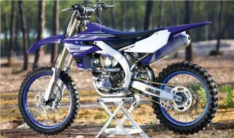  ??  ?? maniabilit­é L’YZ-F conserve ses jantes bleues comme sur les motos officielle­s. L’ensemble selle/réservoir particuliè­rement plat facilite les déplacemen­ts sur la moto.