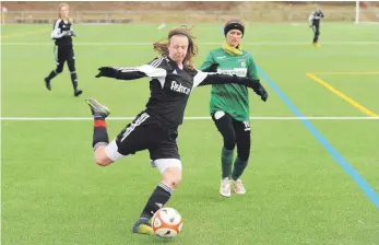  ?? FOTO: FAR ?? Alica Reiner (vorne, am Ball) startet mit dem TSV Tettnang am 4. März aus der Winterpaus­e.