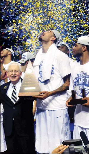  ?? NWA Democrat-Gazette/MICHAEL WOODS ?? SEC Commission­er Mike Slive (left) presents the SEC Tournament championsh­ip trophy to Kentucky players Willie Cauley-Stein (center) and Andrew Harrison (right) after the Wildcats’ 78-63 victory over Arkansas on Sunday. Kentucky (34-0) is also the No. 1...