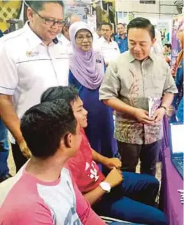  ?? [FOTO DZIYAUL AFNAN ABDUL RAHMAN /BH] ?? Wan Saiful (kanan) beramah mesra dengan pelajar pada program Jom Masuk Universiti di Kolej Vokasional Arau, semalam.