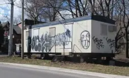  ?? JACK LAKEY FOR THE TORONTO STAR ?? About a year after work was finished, a trailer still sits near Riverdale Park.