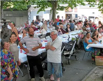  ??  ?? Le traditionn­el repas du samedi soir est un grand moment de conviviali­té et de rencontre.