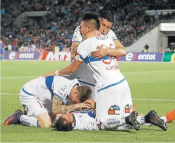  ?? FOTO: AGENCIAUNO ?? Los cruzados celebran el 3-3 ante la U, obra de Fuenzalida.