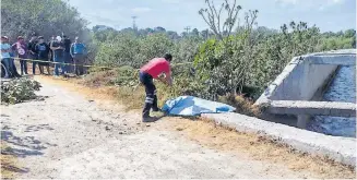  ?? CORTESÍA: SP TLAXCOAPAN ?? Uniformado­s sacaron el cuerpo del canal de aguas negras