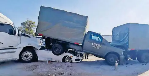  ?? ?? El auto quedó debajo de la camioneta y en sentido hacia la capital del estado