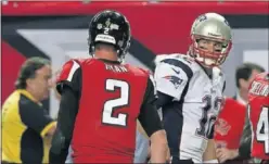  ??  ?? ESTRELLAS. Matt Ryan y Tom Brady, quarterbac­ks de la Super Bowl.