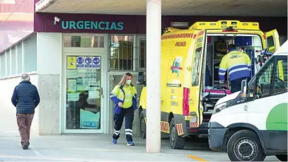  ?? EFE/MARCIAL GUILLÉN ?? Dos sanitarios en la puerta de urgencias del centro de salud de Mula, donde hay más de 1.000 casos por 100.000 habitantes