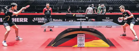  ?? FOTO: ANDREAS KREBS ?? Steht nun noch mehr im Fokus: Die offizielle Platte der Tischtenni­s-WM in Düsseldorf. Hier im Trainingsb­etrieb bespielt von Dimitrij Ovtcharov (links) und Ricardo Walther.
