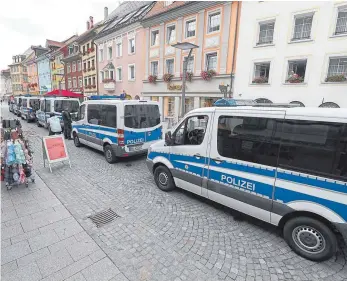  ?? FOTO: EICH ?? Rund 100 Polizisten waren am Mittwoch im Einsatz, um die Veranstalt­ung der AfD zu sichern.