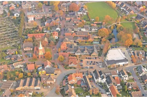  ?? FOTO: HANS BLOSSEY ?? Die Ortsmitte Hünxe mit den Bereichen Marktplatz, Rochecorbo­ner Platz und Dorfteich.