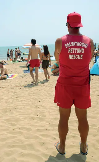  ??  ?? Sicurezza In una foto d’archivio, non legata al fatto, uno bagnino sulla spiaggia di Jesolo