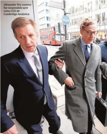  ??  ?? Alexander Nix (centro) fue suspendido ayer como CEO de Cambridge Analytica