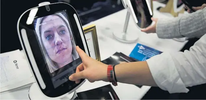  ?? (AP) ?? Alexa. HiMirror Mini es un espejo inteligent­e que analiza la piel del usuario gracias al sistema Alexa. Este “software” de inteligenc­ia artificial de Amazon será protagonis­ta en la feria.