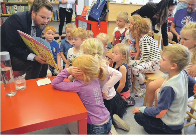  ??  ?? SPENNENDE: Det er ikke hver dag barna får oppleve at det er kunnskapsm­inisteren som leser for dem, det fikk de høre tirsdag.