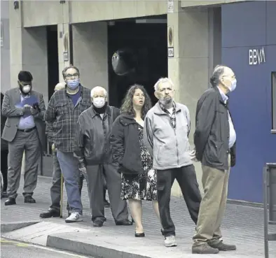  ?? JOAN CORTADELLA­S ?? Cola, ayer, a las puertas de una oficina bancaria.