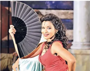  ?? FOTO: IMAGO ?? Luna Manzanares als Carmen in „Carmen la Cubana“. Das Stück bildet den Auftakt des Kölner Sommerfest­ivals in der Philharmon­ie.