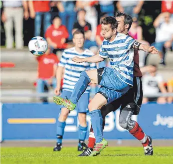  ?? FOTO: VOLKER STROHMAIER ?? Im vergangene­n Jahr verlor der SV Schemmerho­fen (hier Marcel Wenk) im Pokalfinal­e gegen den VfB Gutenzell. Diesmal heißt der Gegner SV Sulmetinge­n, der sich auch den neuen Wanderpoka­l holen will.