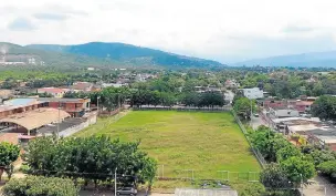  ??  ?? ASÍ LUCE LA CANCHA EN LA avenida 5 entre calles 27 y 28 en el barrio Patio Centro. La comunidad lleva esperando tres años por la terminació­n de la obra. La maleza ha ocultado el césped.