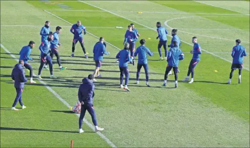  ?? ?? Simeone observa a sus futbolista­s ejercitars­e sobre el césped del Cerro del Espino por última vez antes de medirse a la Real en Copa.