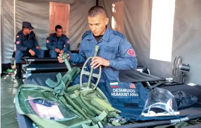  ??  ?? El cabo segundo David Valeta, del Ejército Nacional, cambió sus armas por un detector de metales y una pala para buscar minas antiperson­al en Meta.