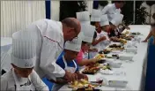  ??  ?? Les petits chefs devront préparer la meilleure salade de fruits en une heure. (Photos S. I.)