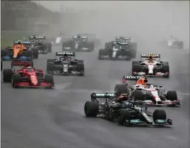  ?? (Photos EPA/MAXPPP) ?? Leader à l’entrée du virage , Valtteri Bottas a fait fructifier son avantage dès le départ.