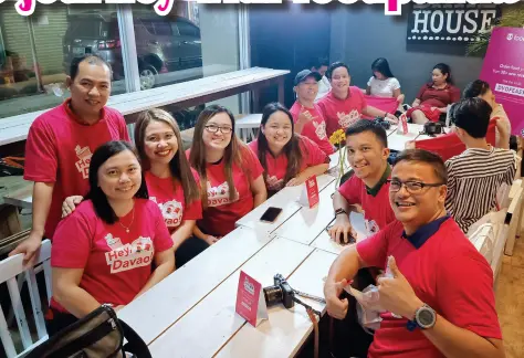  ??  ?? FOODPANDA food crawl participan­ts