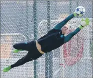  ??  ?? Marc Andre ter Stegen ataja el balón en la práctica del Barca