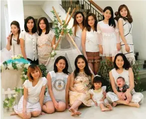  ?? RESVIA AFRILENE/JAWA POS ?? BIKIN HARU: Carolina Cindy (bawah, tengah) bersama sahabat-sahabatnya yang menyiapkan acara baby shower pada Rabu (6/6) di kediamanny­a. Dia sedang mengandung anak ketiga.