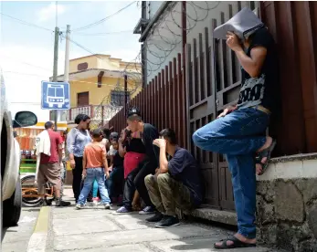  ??  ?? Migrantes pidien refugio, pese al ambiente de insegurida­d/ADRIÁN GONZÁLEZ