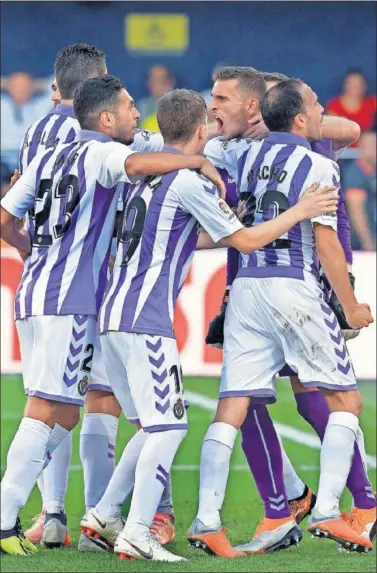  ??  ?? EUFORIA. Los jugadores del Valladolid celebraron el gol de Leo Suárez por todo lo alto. Él pidió perdón.