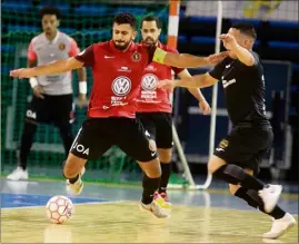  ?? (Photos Laurent Martinat) ?? Thiago Souza et les Toulonnais hier en Normandie. (ici au match aller) ont fait preuve de solidité