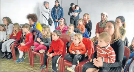  ??  ?? Les plus petits ont adoré les contes de Gisèle Larraillet, Céline Monchoux et Ghislaine Rudent.