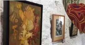  ??  ?? La artista Inda Sáenz expone sus obras en el Museo Gene Byron en Guanajuato capital.