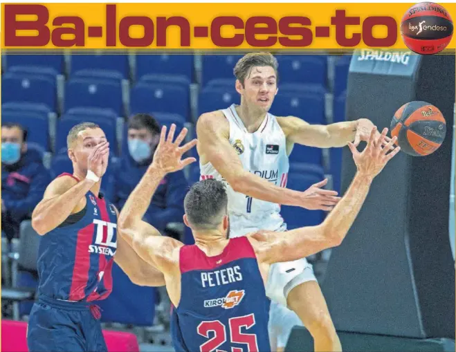  ??  ?? Fabien Causeur asiste a un compañero, en presencia de Alec Peters, tras abrir un agujero en la defensa del Baskonia con una de sus penetracio­nes a canasta.