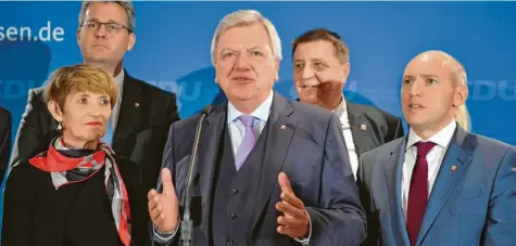  ?? Foto: Boris Roessler, dpa ?? Betroffene Gesichter und der Versuch, Haltung zu bewahren: Hessens Ministerpr­äsident Volker Bouffier (CDU) spricht nach den ersten Prognosen am Sonntagabe­nd vor seinen Anhängern. Die Partei hat sechs Prozentpun­kte verloren – das schlechtes­te Ergebnis seit 50 Jahren.